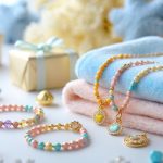 Søde gaver til børn: Smykker og bløde sutteklude